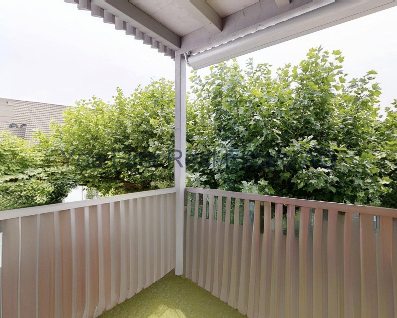 Grüne Oase: Geschützter Balkon mit Blick ins Blättermeer