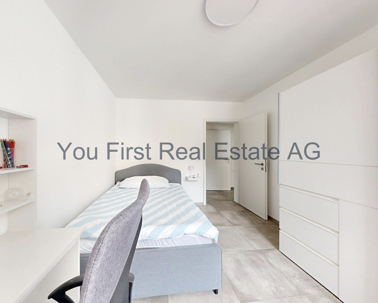 Komfortables Einzelzimmer mit integriertem Stauraum und direktem Zugang