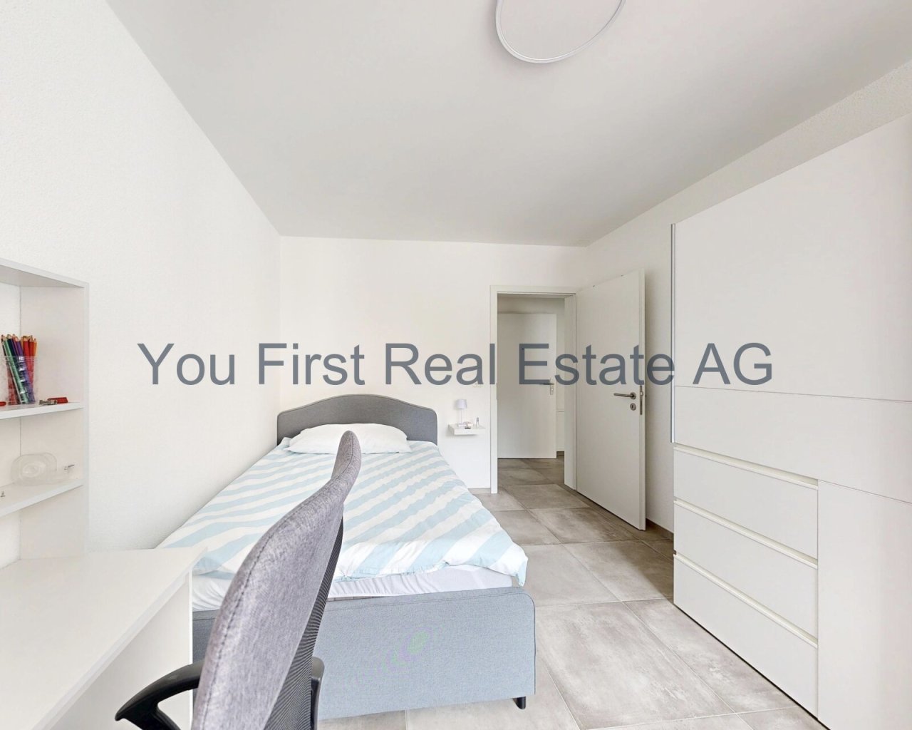 Komfortables Einzelzimmer mit integriertem Stauraum und direktem Zugang