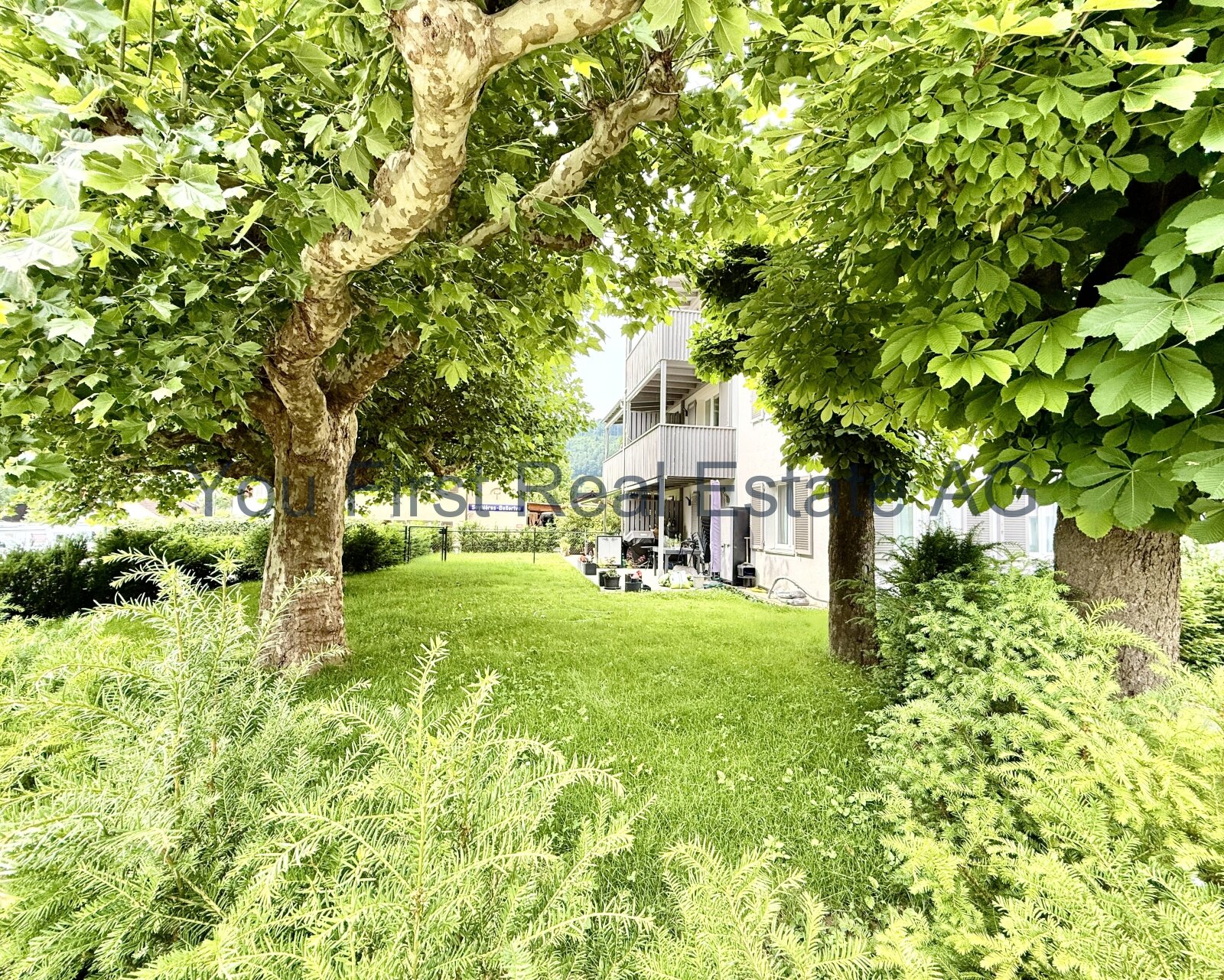 Naturparadies mit Weitblick: Großzügige Gartenfläche mit malerischen Altbäumen und Wohlfühl-Ambiente