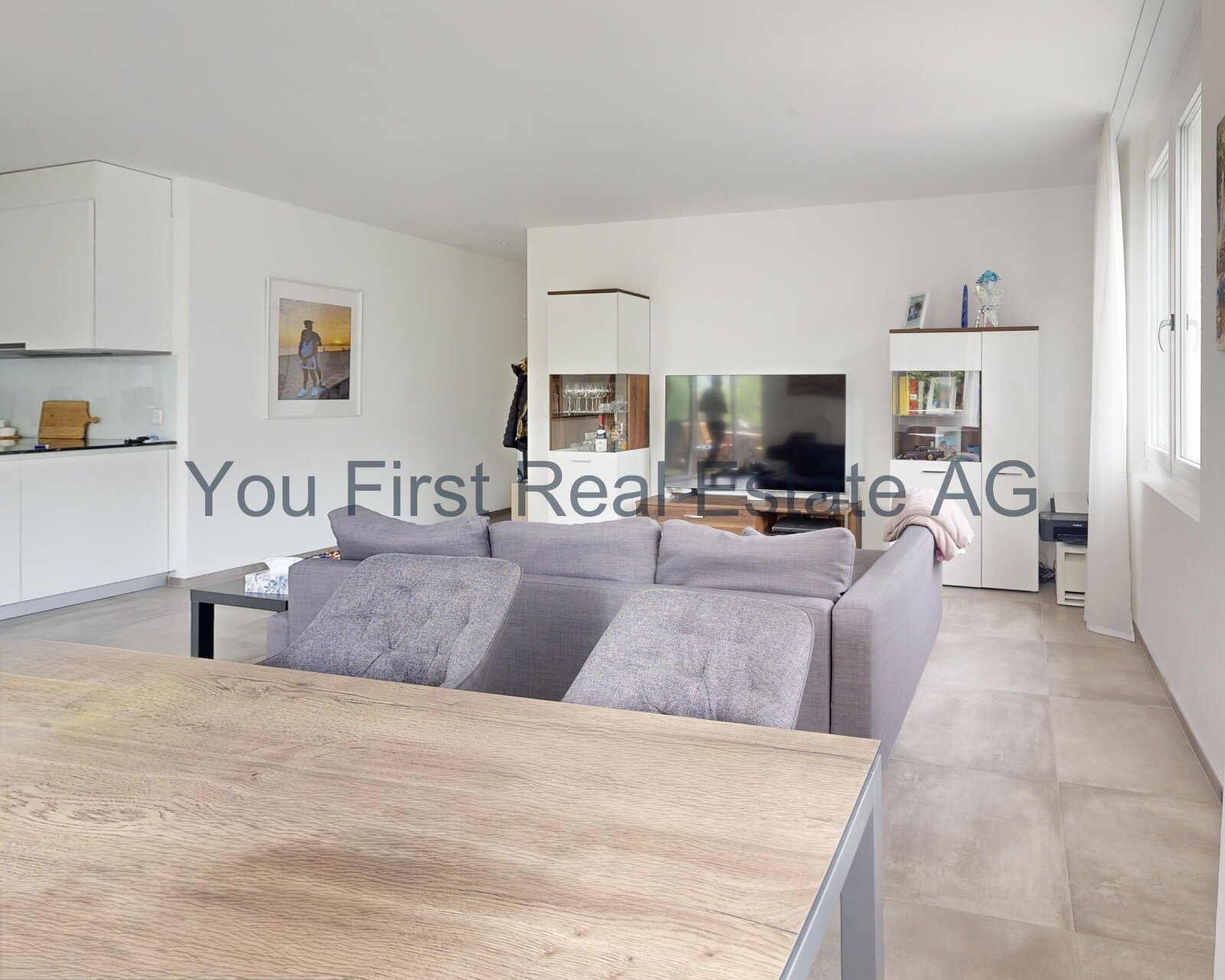 Lichtdurchflutetes Wohnkonzept mit nahtloser Küchen- und Wohnbereichsintegration