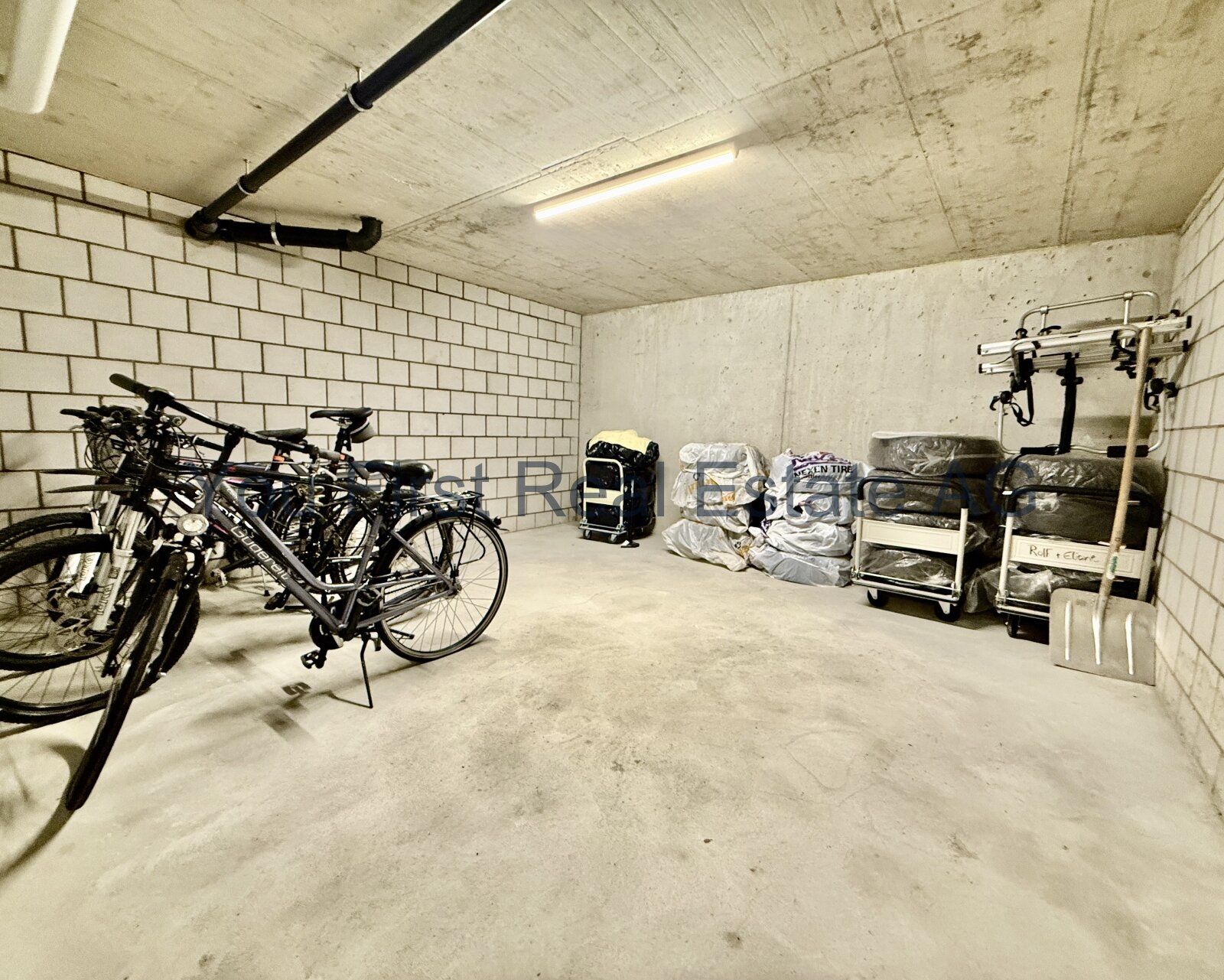 Komfortabler Fahrradkeller mit sicheren Stellplätzen und praktischen Transportwagen