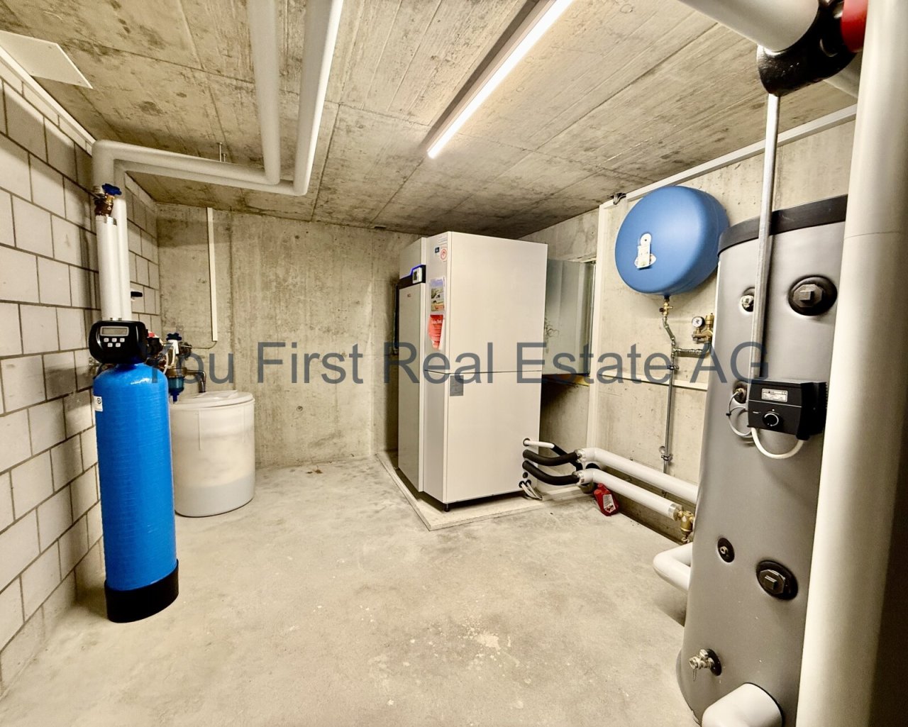 Modernste Haustechnik: Effizienter Technikraum mit Wärmepumpe und Wasseraufbereitung