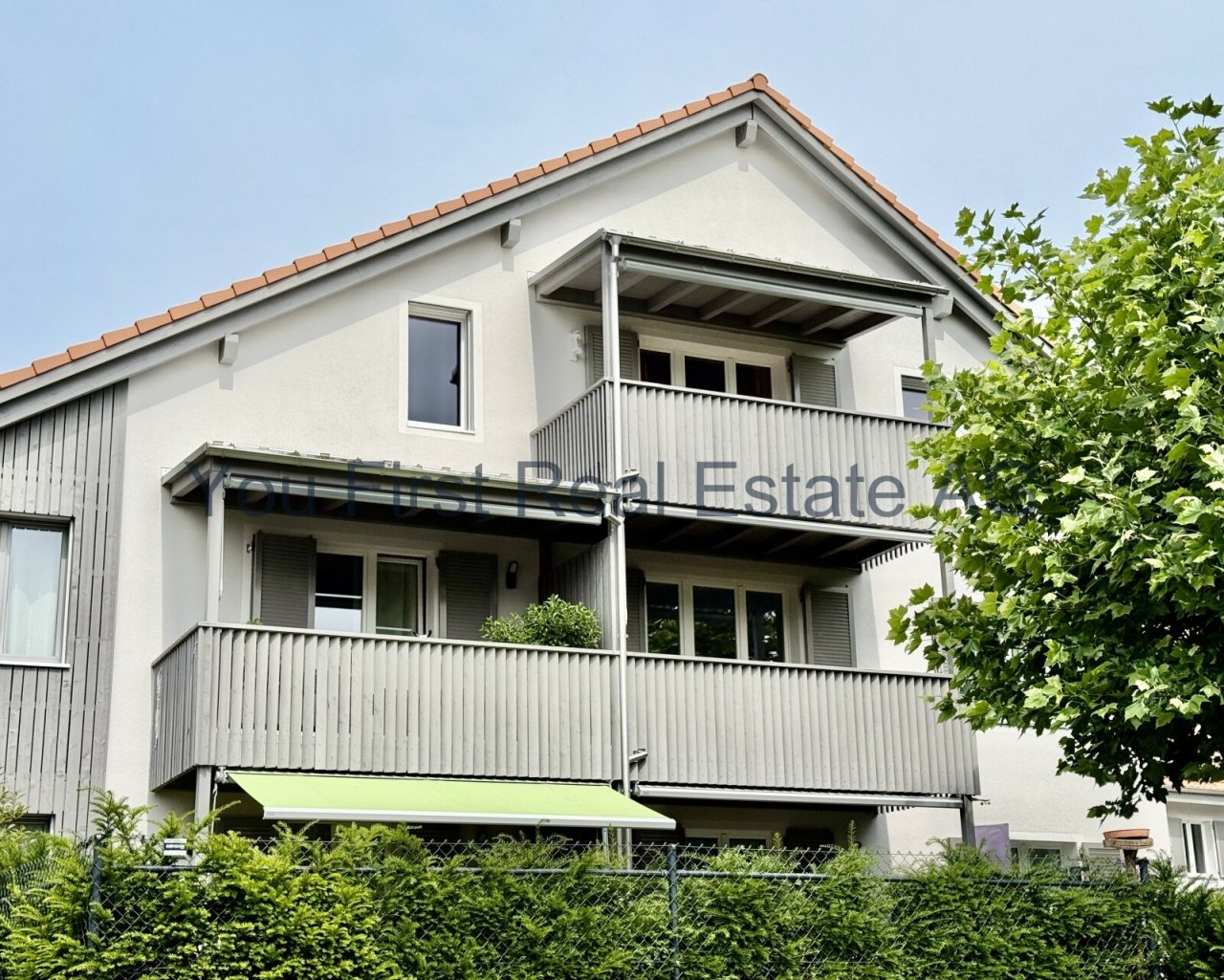 Großzügige Balkon-Oase mit Sonnenschutz und mediterranem Dachziegel-Charme