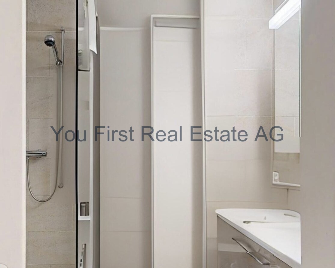 Modernes Duschbad mit praktischer Raumaufteilung und hochwertigem Duschsystem