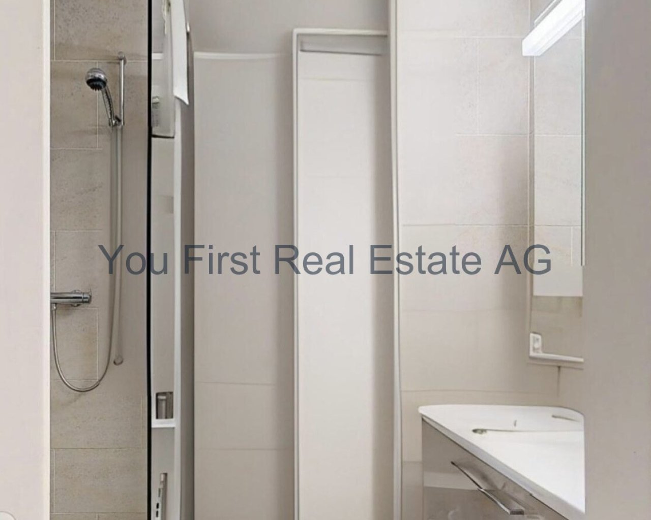 Modernes Duschbad mit praktischer Raumaufteilung und hochwertigem Duschsystem