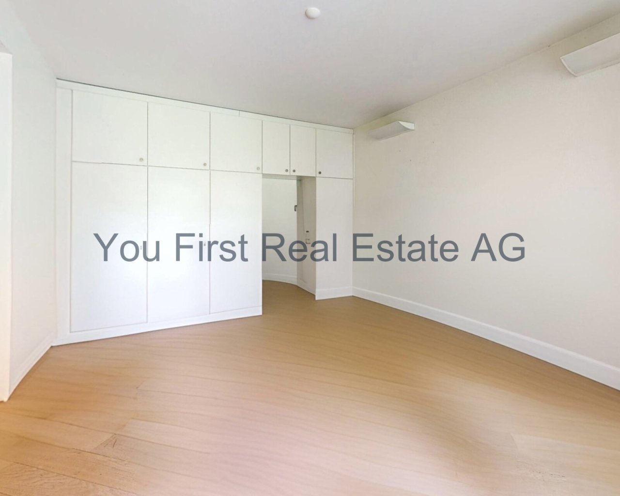 Großzügige Einbauschrank-Lösung mit maximaler Stauraum-Effizienz