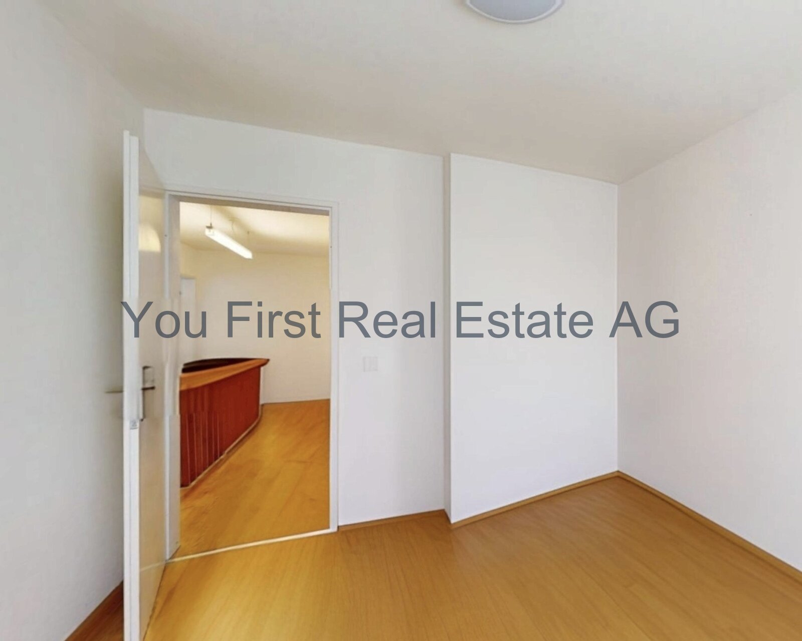 Flexibler Grundriss mit integriertem Empfangstresen - Perfekt für Büro oder Praxis!