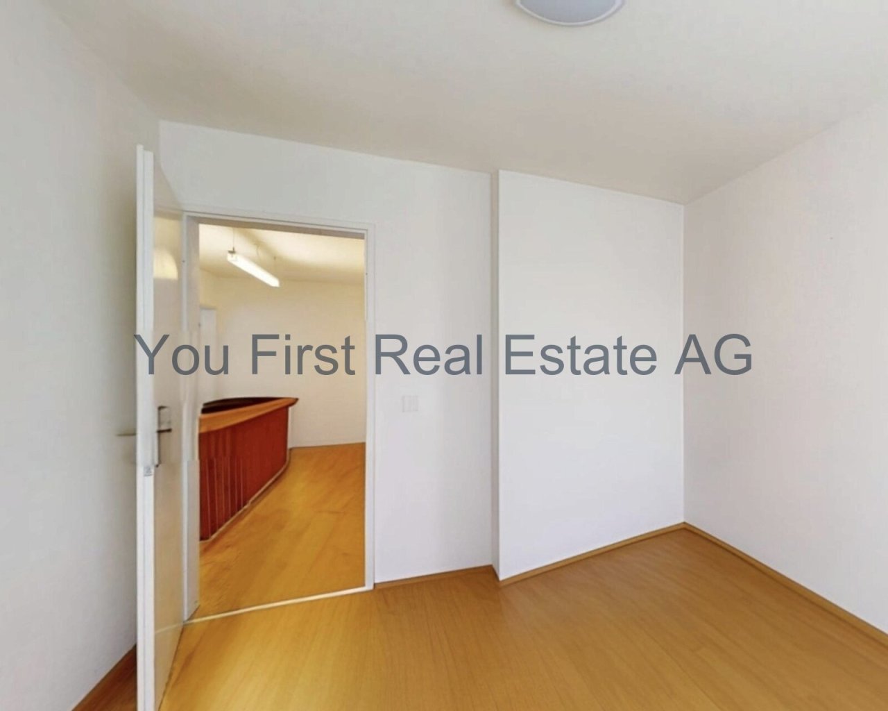 Flexibler Grundriss mit integriertem Empfangstresen - Perfekt für Büro oder Praxis!