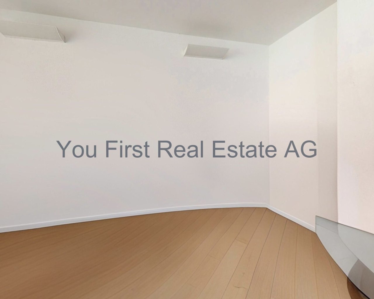 Lichtdurchfluteter Raum mit hochwertiger Holzdielen-Ausstattung - Ihr Potenzial wartet!