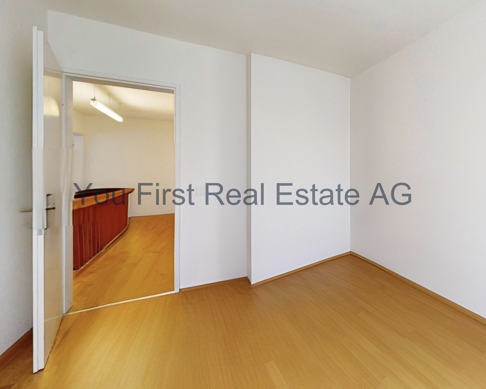 Lichtdurchfluteter Raum mit flexiblem Grundriss und hochwertigem Parkettboden