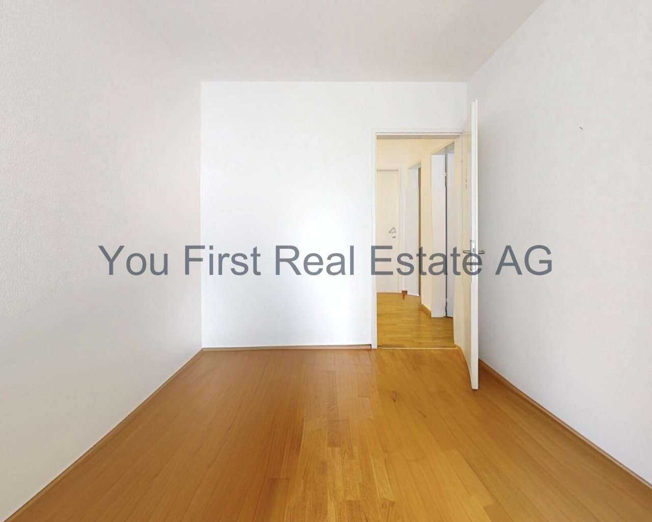 Lichtdurchfluteter Raum mit hochwertiger Parkettboden-Ausstattung - Ihr neues Zuhause wartet!