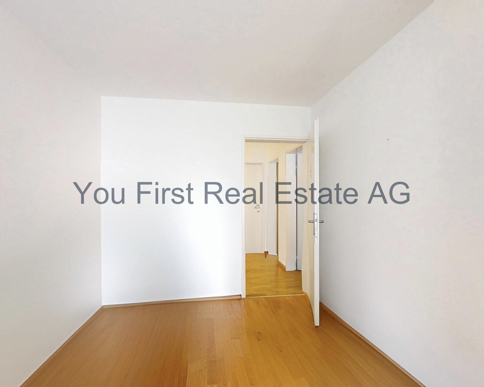 Lichtdurchfluteter Raum mit hochwertiger Holzdielen-Ausstattung - Ihr neues Zuhause wartet!