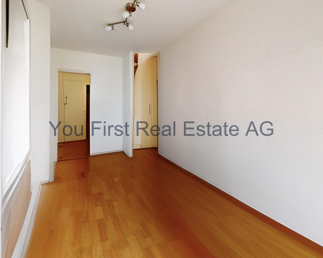 Lichtdurchfluteter Flur mit edler Holzdielen-Optik und praktischen Einbauschränken