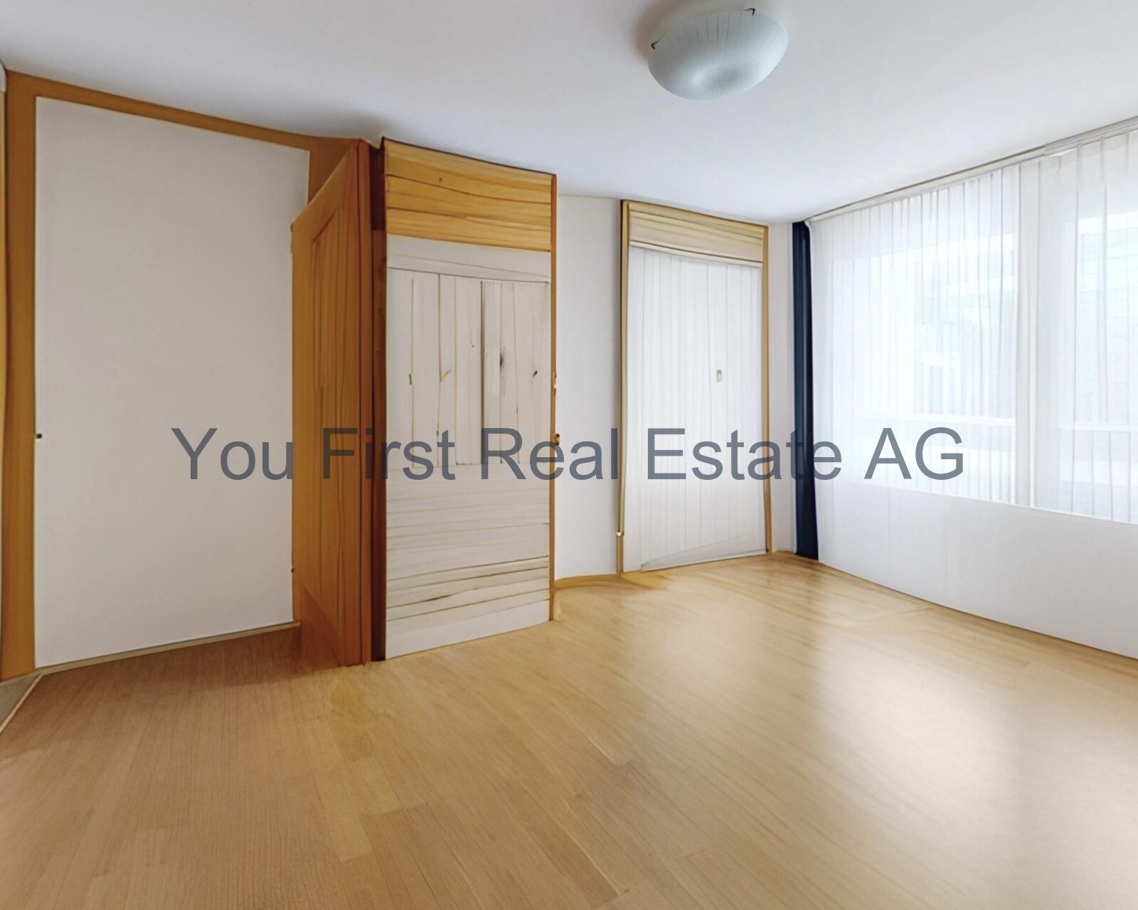 Großzügige Einbauschrank-Lösung mit hochwertigen Holzelementen - maximaler Stauraum garantiert!