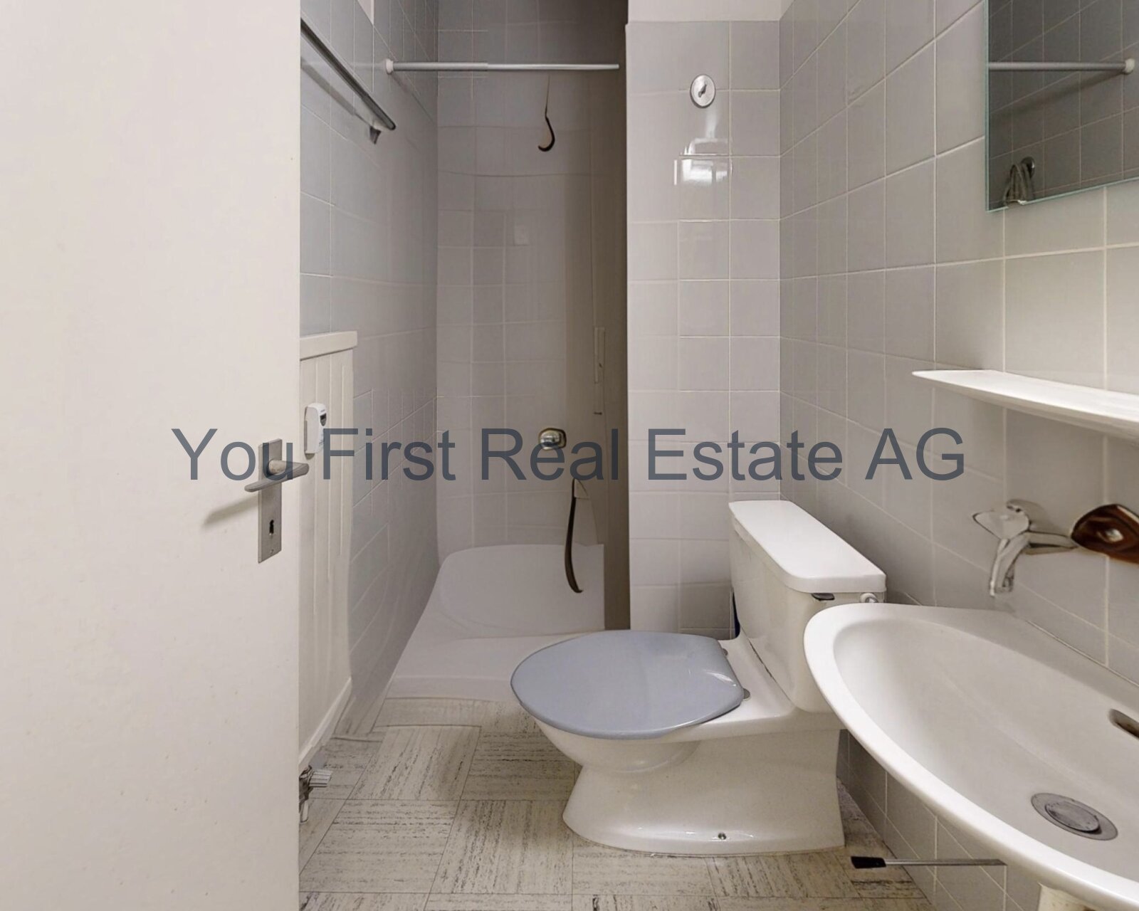 Kompaktes Duschbad mit praktischer Raumnutzung und modernem Fliesendesign