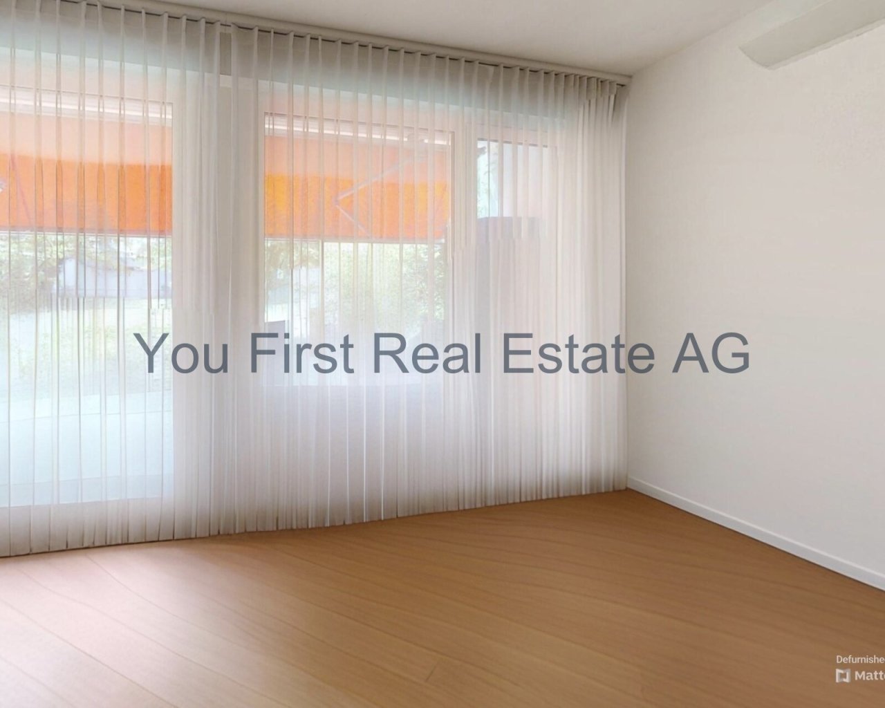 Lichtdurchfluteter Wohntraum mit eleganten Faltenvorhängen und hochwertiger Holzbodenausführung