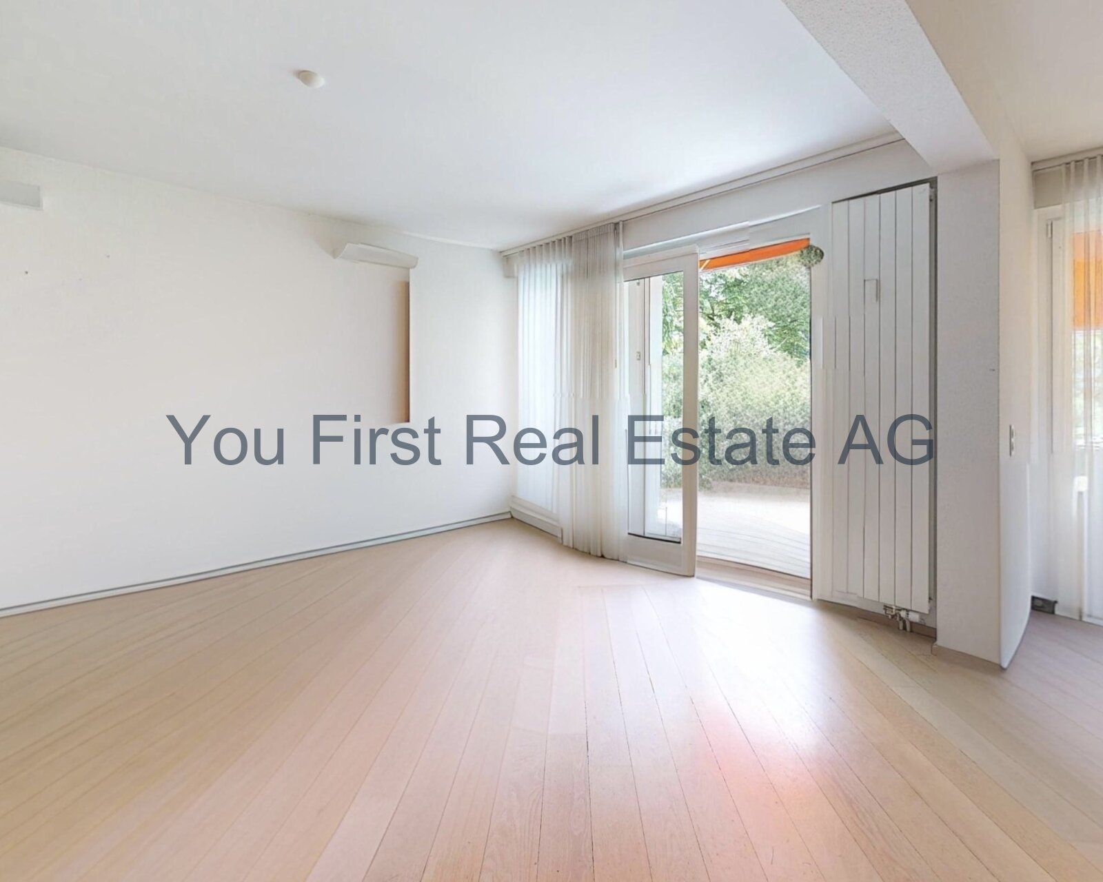 Lichtdurchflutetes Zimmer mit Gartenzugang und elegantem Heizkörper