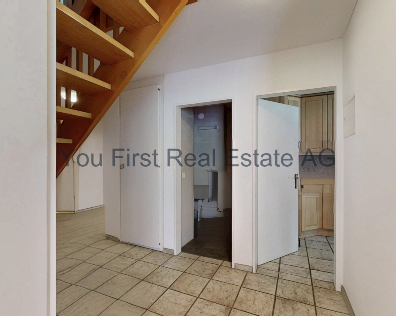 Praktischer Eingangsbereich mit Kellerabgang und Treppe - Clevere Raumnutzung garantiert!