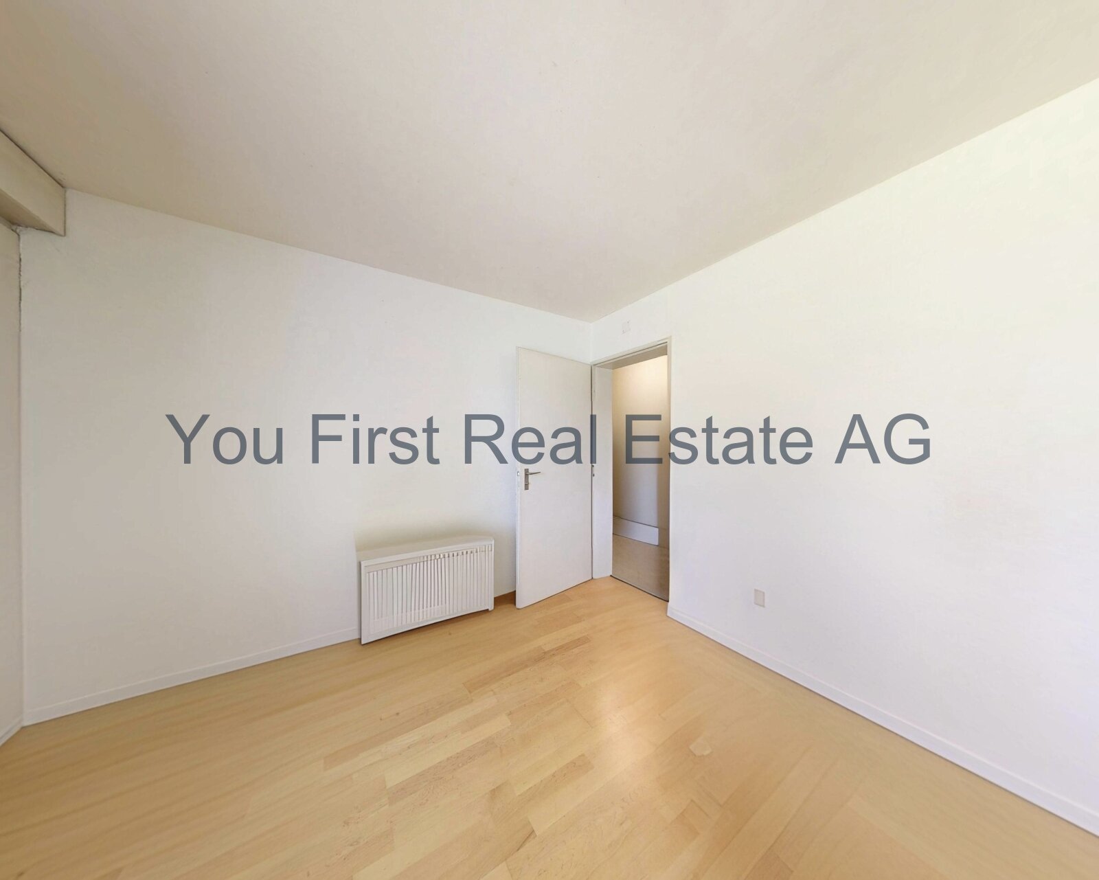 Lichtdurchflutetes Zimmer mit hochwertiger Fußbodenheizung und elegantem Parkettboden