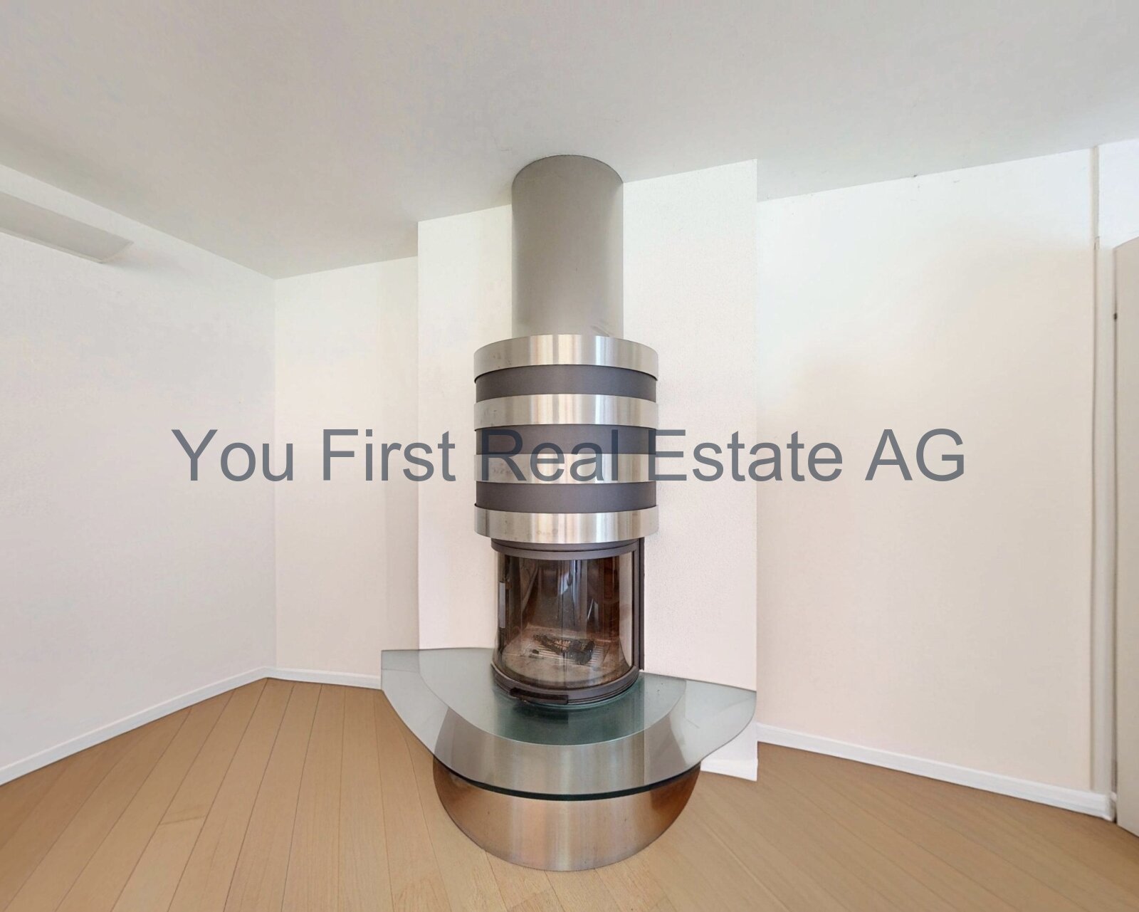 Design-Highlight: Moderner Panorama-Kamin als exklusiver Wohnakzent