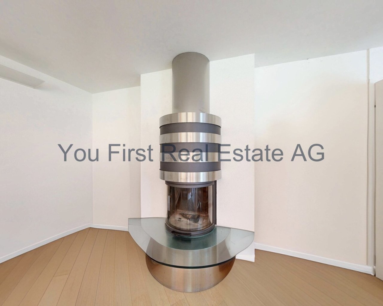 Design-Highlight: Moderner Panorama-Kamin als exklusiver Wohnakzent