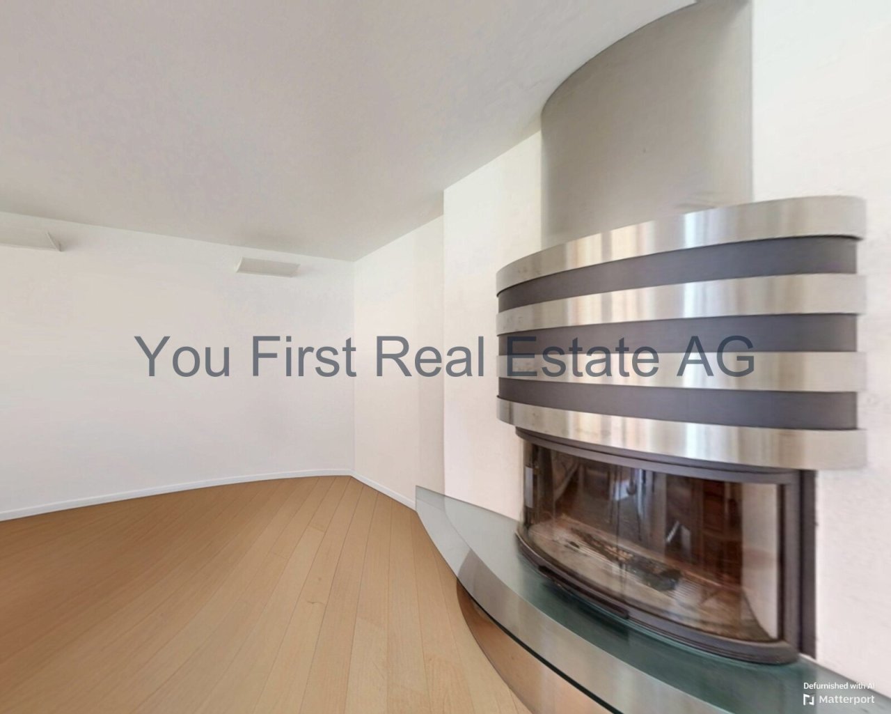 Design-Highlight: Eleganter Panorama-Kamin mit geschwungener Architektur