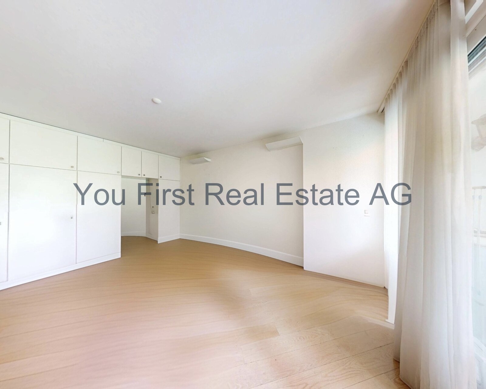 Geräumiges Zimmer mit Einbauschrank - Perfekte Grundlage für Ihre persönliche Wohlfühloase!