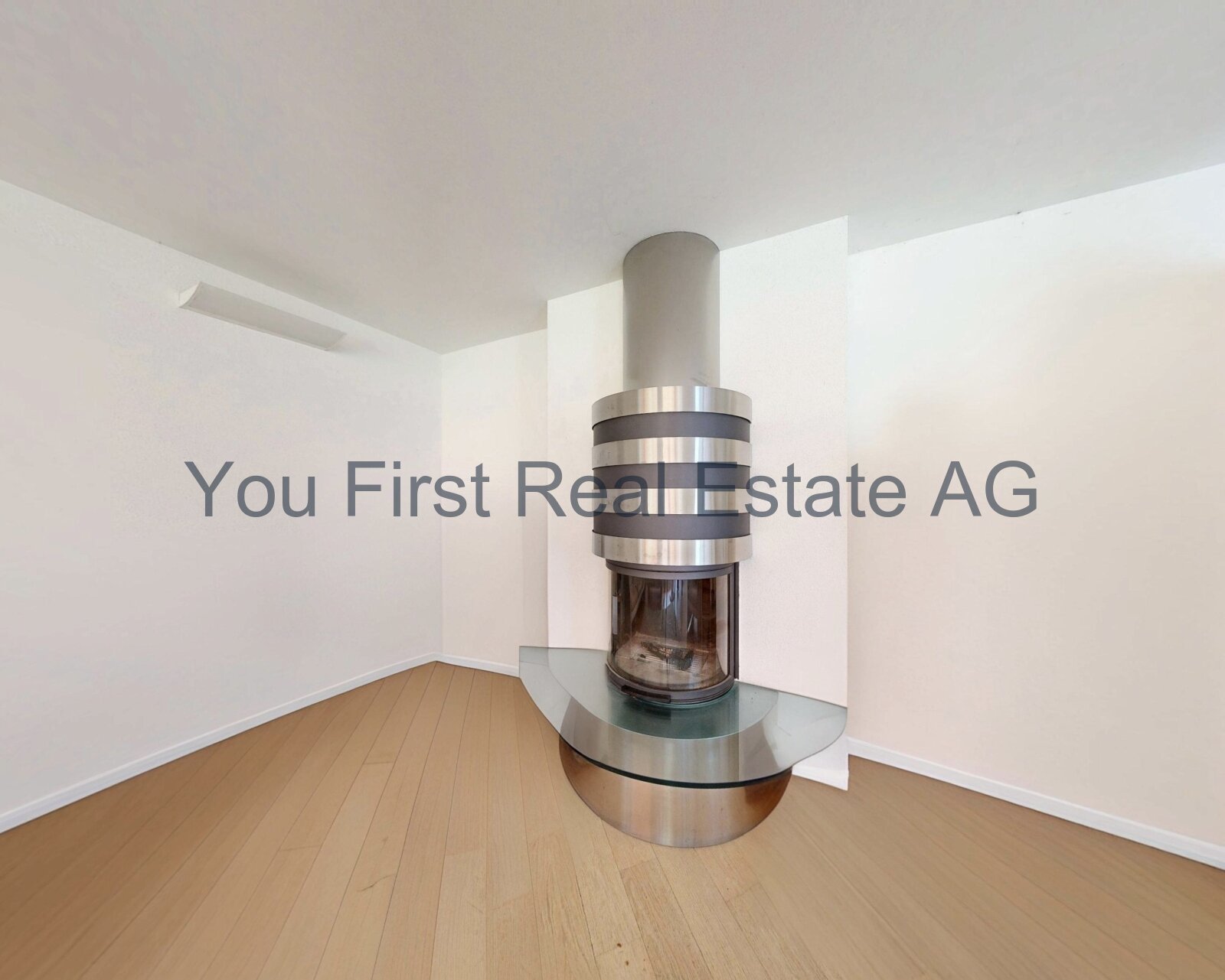 Design-Kamin mit Panoramascheibe - Highlight für anspruchsvolle Wohnästhetik!