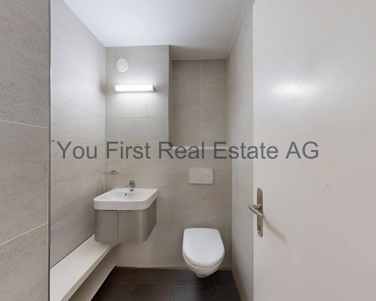 Modernes Gäste-WC mit schwimmender Sanitärausstattung und optimaler Raumnutzung