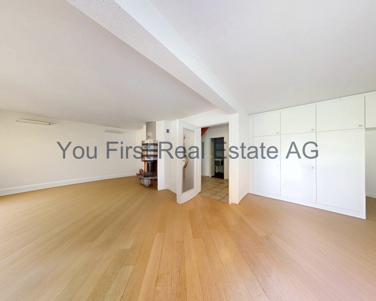 Lichtdurchfluteter Wohn-/Essbereich mit hochwertiger Holzdielen-Ausstattung und integrierter Küchenzeile