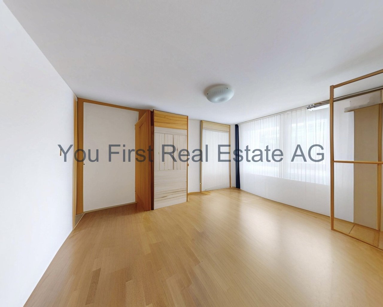 Lichtdurchflutetes Zimmer mit Einbauschränken und elegantem Parkettboden - Ihr Rückzugsort mit Potenzial!