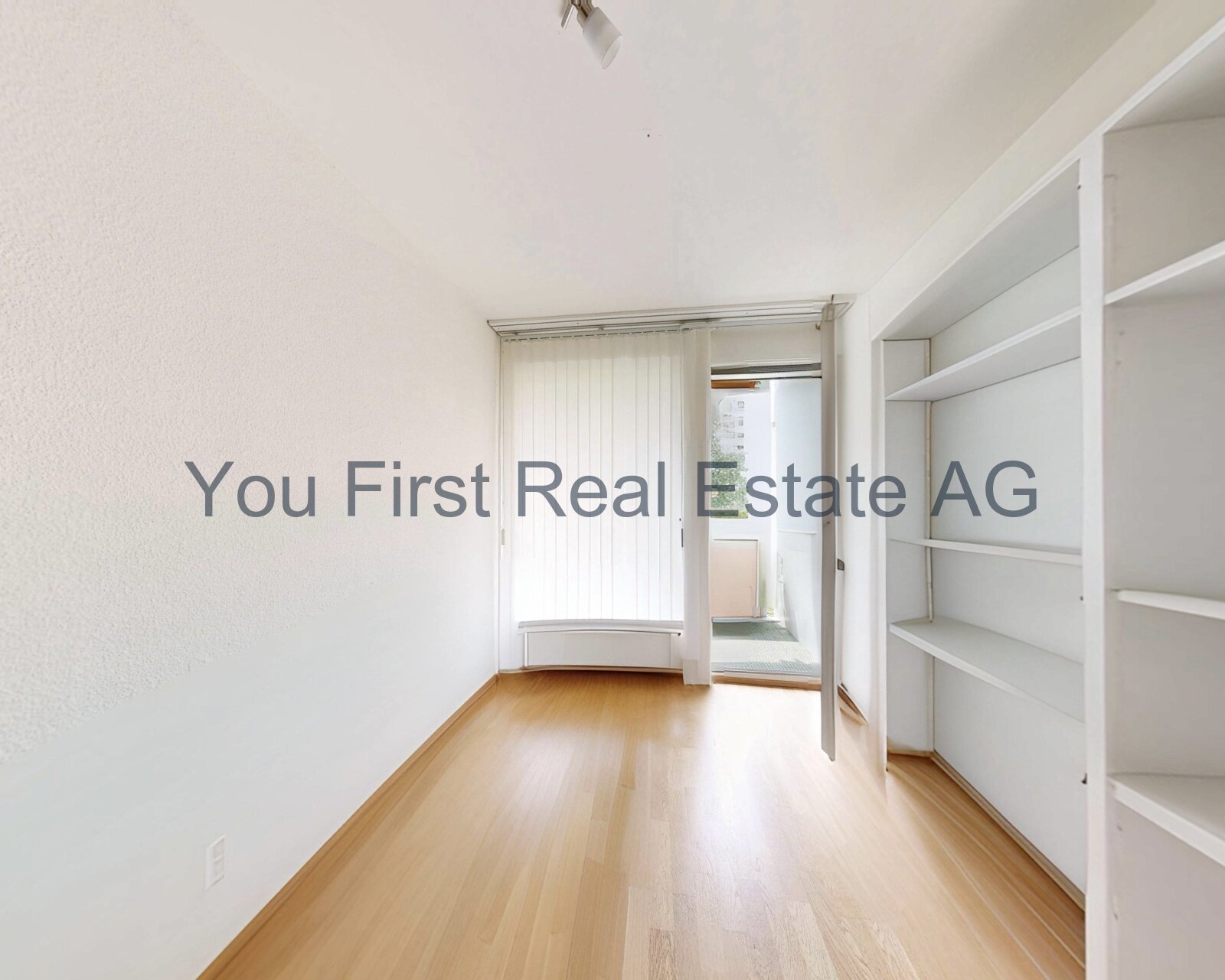 Praktisches Zimmer mit integrierter Wandschrankanlage und Balkonzugang - Optimale Raumnutzung garantiert!