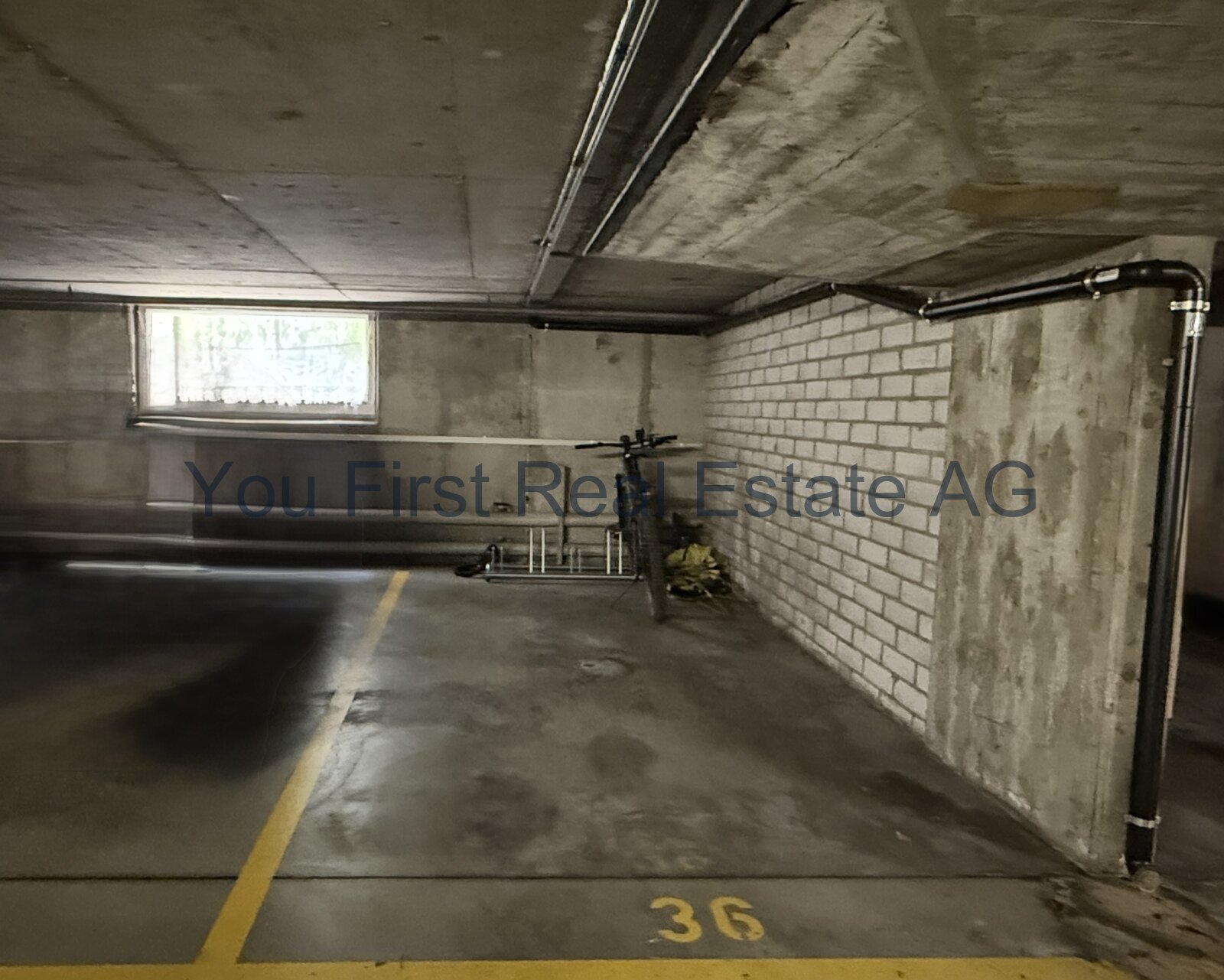 Sichere Tiefgaragen-Stellplatz mit Fahrradhalterung - Ideal für Stadtbewohner!