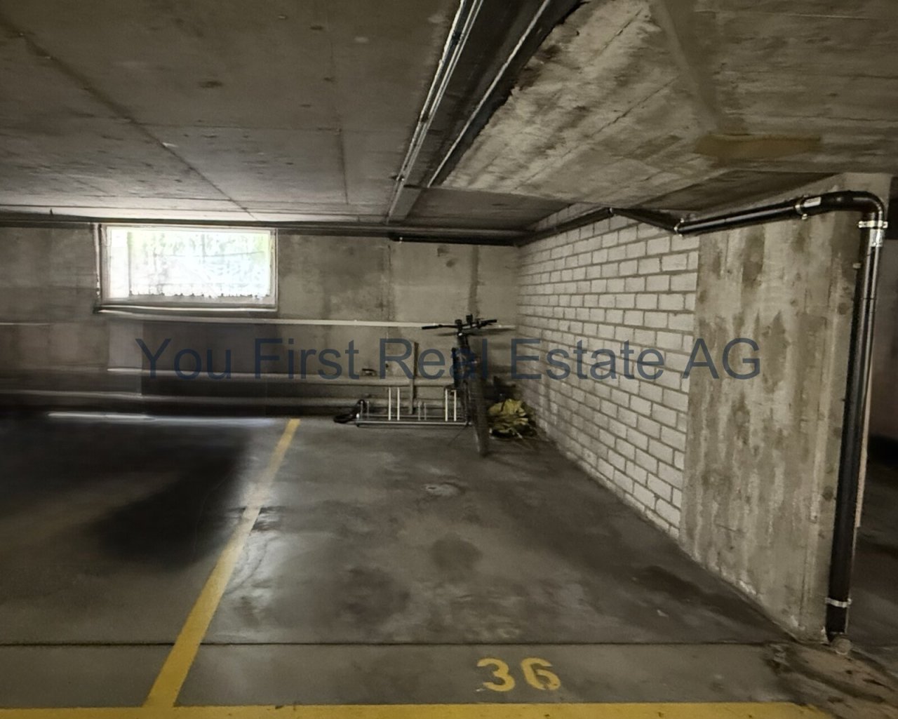 Sichere Tiefgaragen-Stellplatz mit Fahrradhalterung - Ideal für Stadtbewohner!