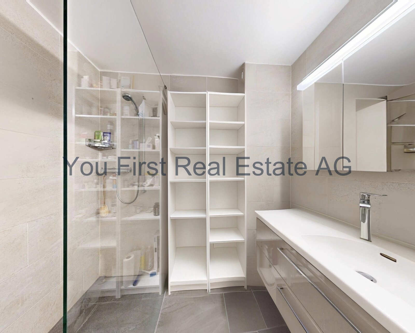 Komfortables Duschbad mit cleverer Regalplanung und großzügigem Waschtisch