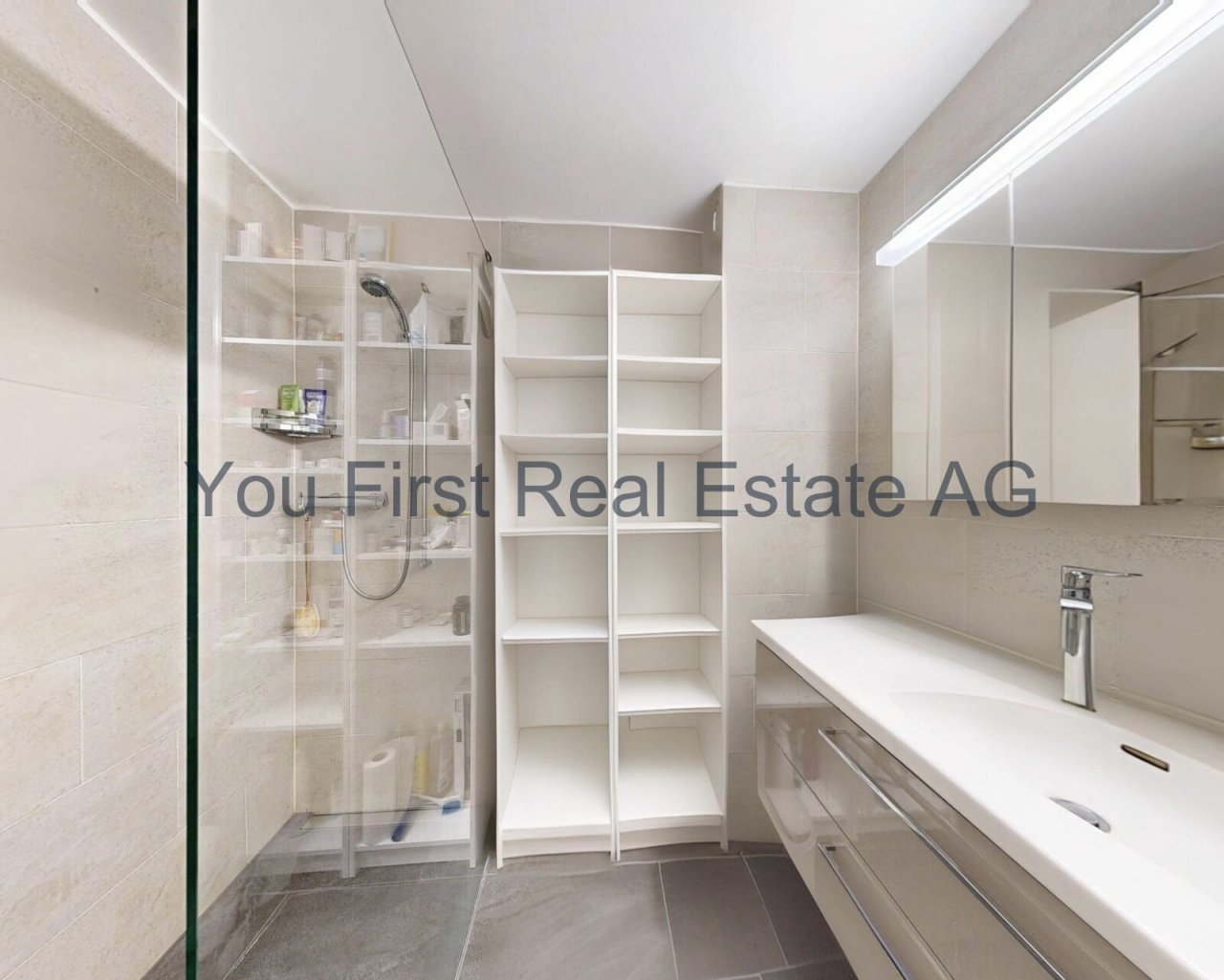 Komfortables Duschbad mit cleverer Regalplanung und großzügigem Waschtisch