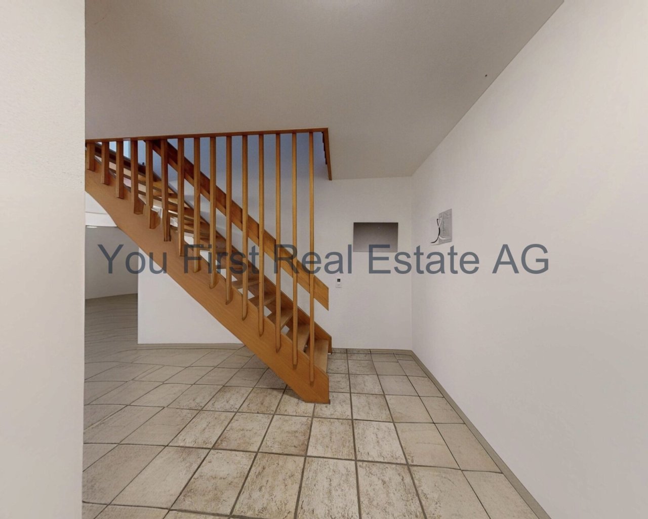 Großzügige Treppe mit offener Raumgestaltung - Verbindet Etagen elegant und funktional