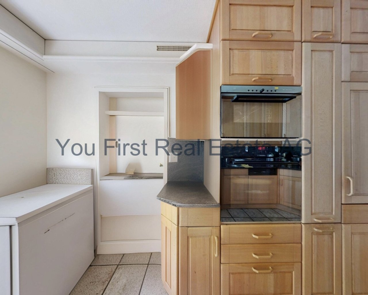 Kompakte Einbauküche mit cleverer Raumnutzung und hochwertigen Einbaugeräten