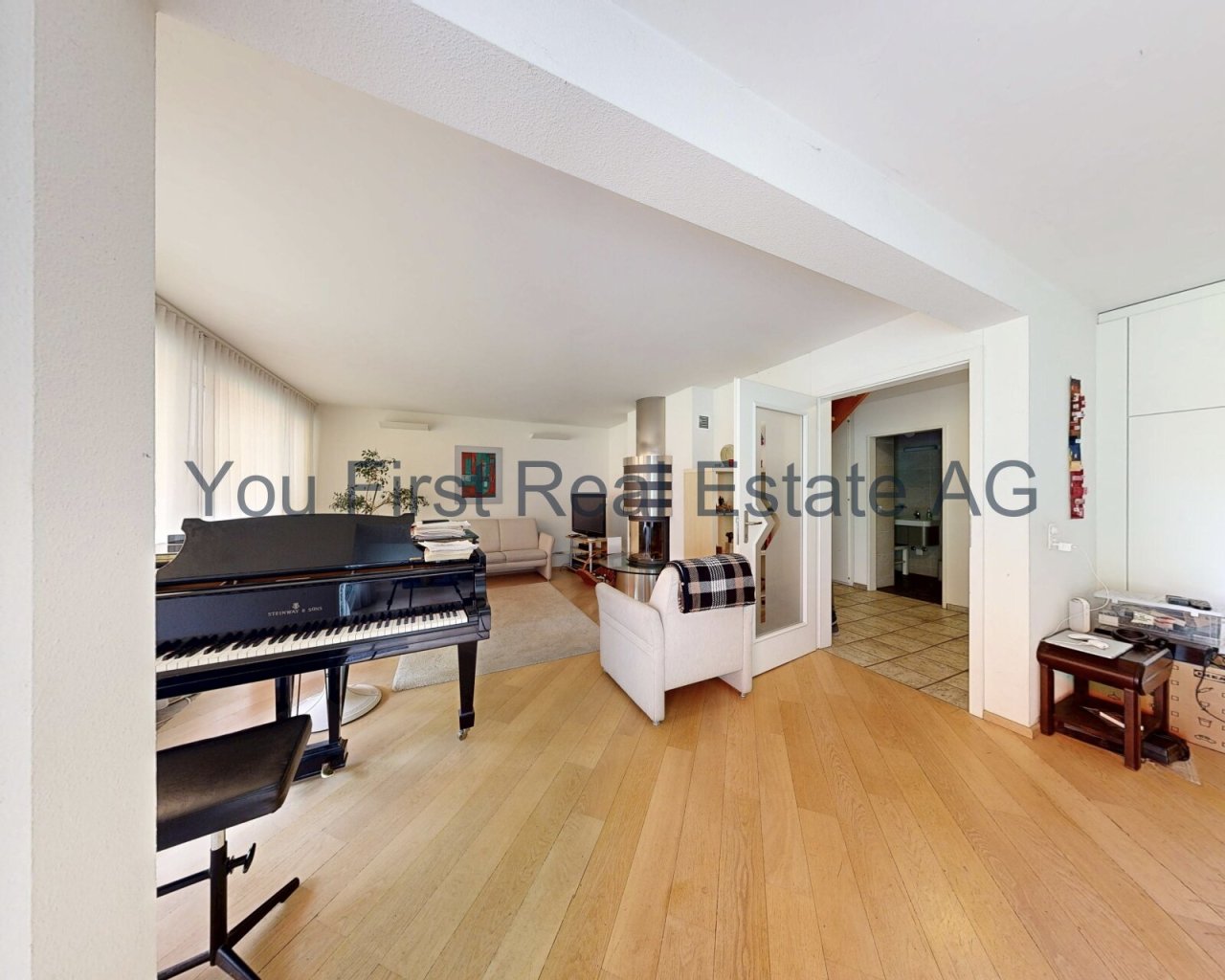 Lichtdurchfluteter Wohnbereich mit hochwertigem Flügel - Eleganz und Raumgefühl vereint