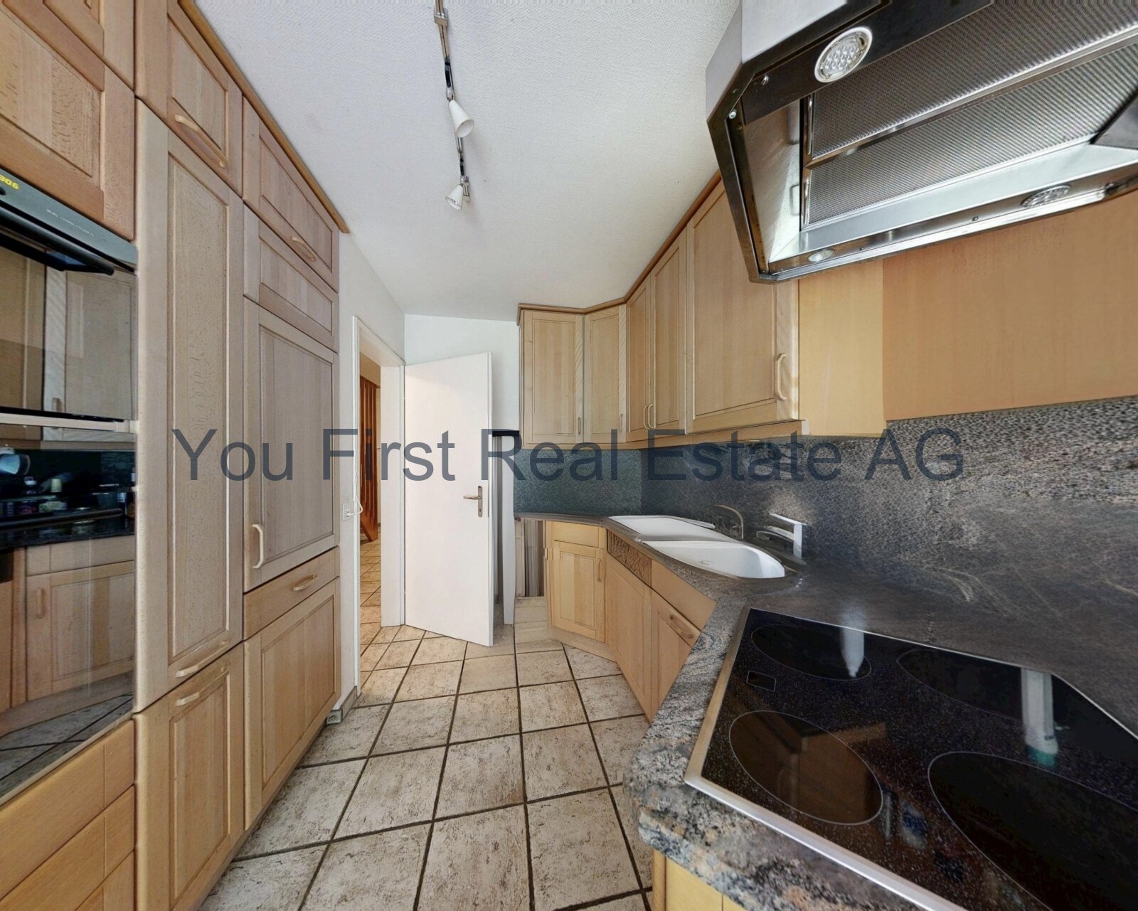 Komfortable Einbauküche mit Granit-Arbeitsplatte und hochwertigen Einbaugeräten