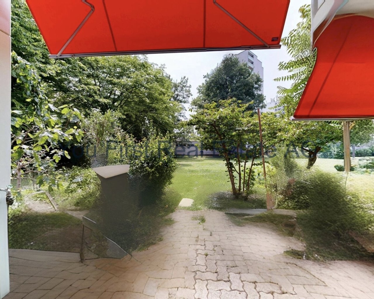 Großzügige Terrasse mit Weitblick ins Grüne - Ihr privates Refugium mit Sonnenschutz