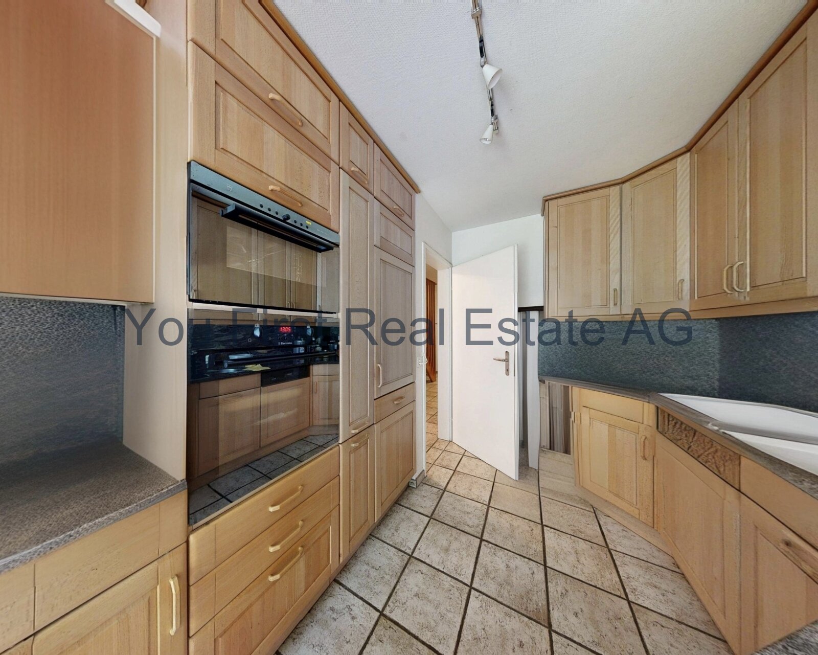 Komfortable Einbauküche mit Einbaugeräten und cleverer Raumaufteilung