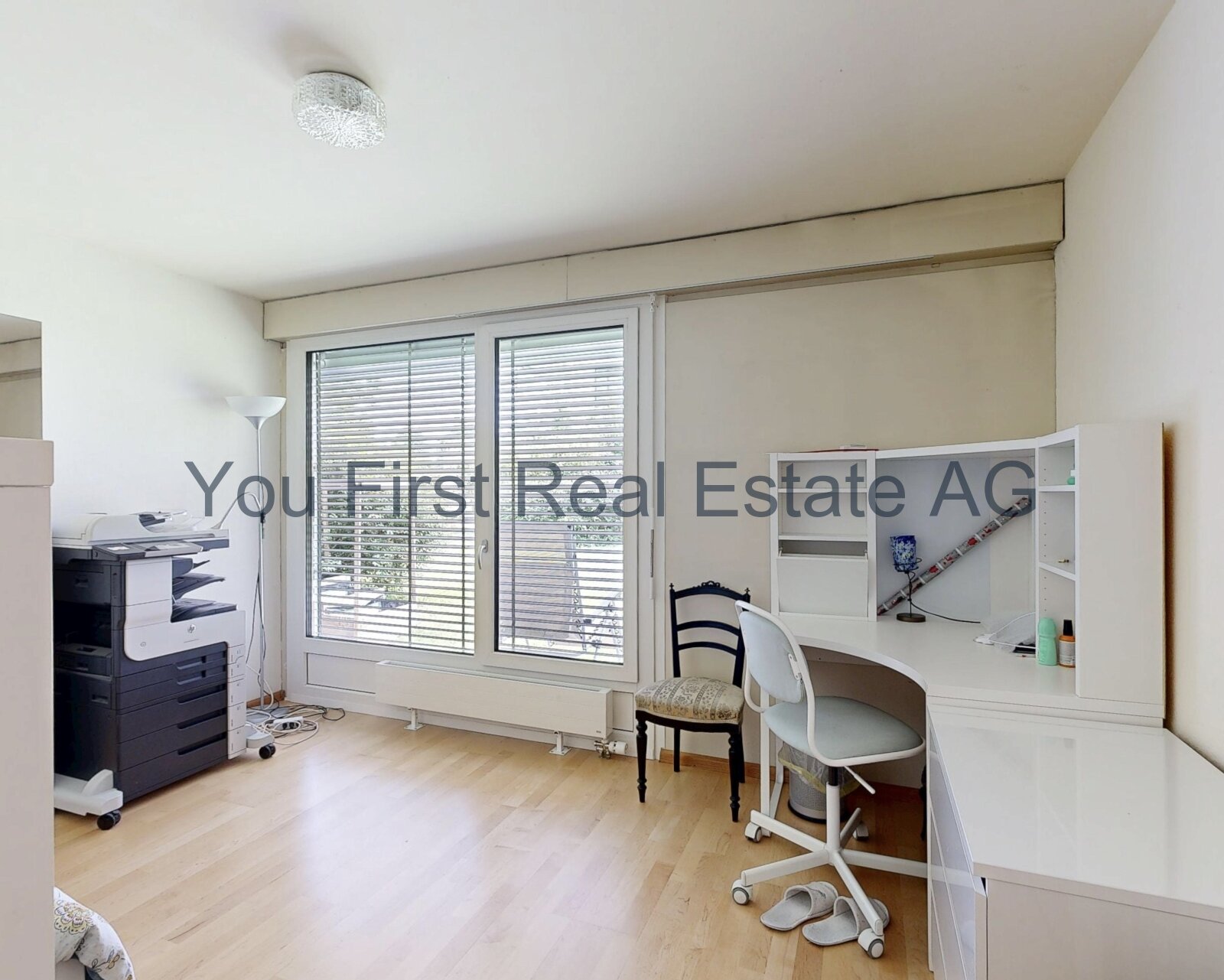 Lichtdurchflutetes Homeoffice mit integriertem Arbeitsplatz und großzügiger Fensterfront