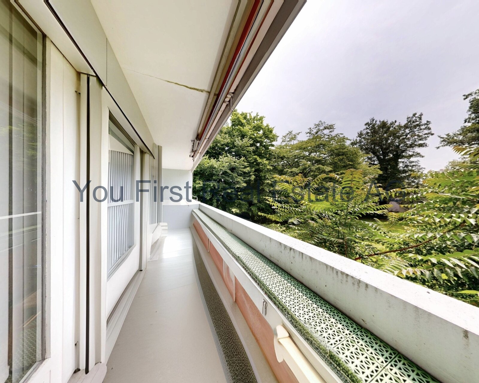 Lichtdurchfluteter Balkon mit traumhafter Grünaussicht - Ihr Ruhepol im Grünen!