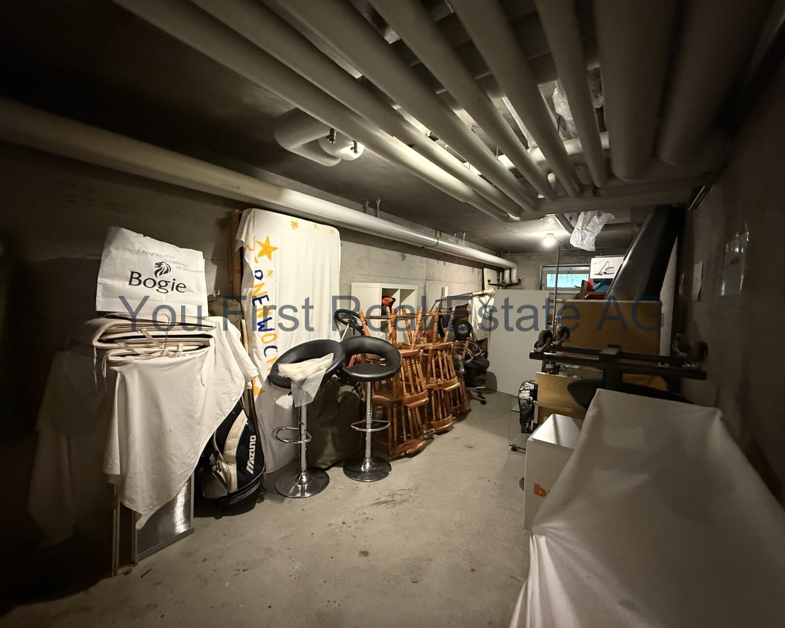 Geräumiger Kellerraum mit optimaler Deckengestaltung - Perfekte Stauraum-Lösung!