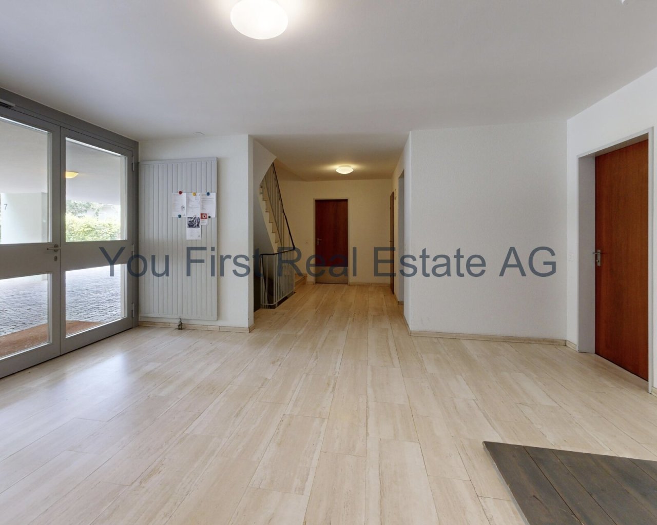 Lichtdurchfluteter Eingangsbereich mit direktem Zugang ins Freie - Willkommensgarantie inklusive!