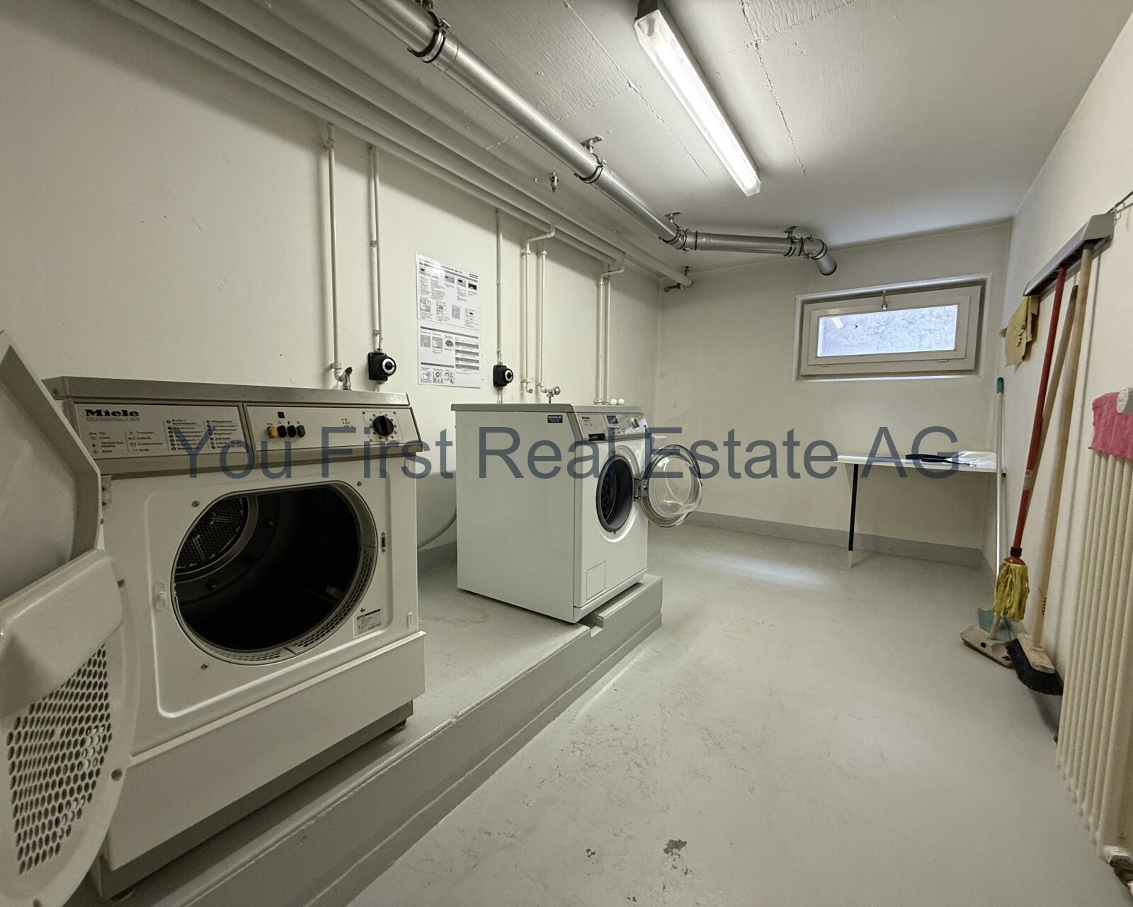 Komfortable Waschküche mit hochwertiger Miele-Ausstattung und praktischer Arbeitsablage