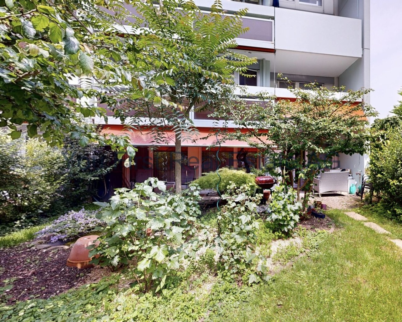 Grüne Stadtidylle: Charmanter Wohn-Außenbereich mit Gartenpotenzial und Erdgeschoss-Terrasse