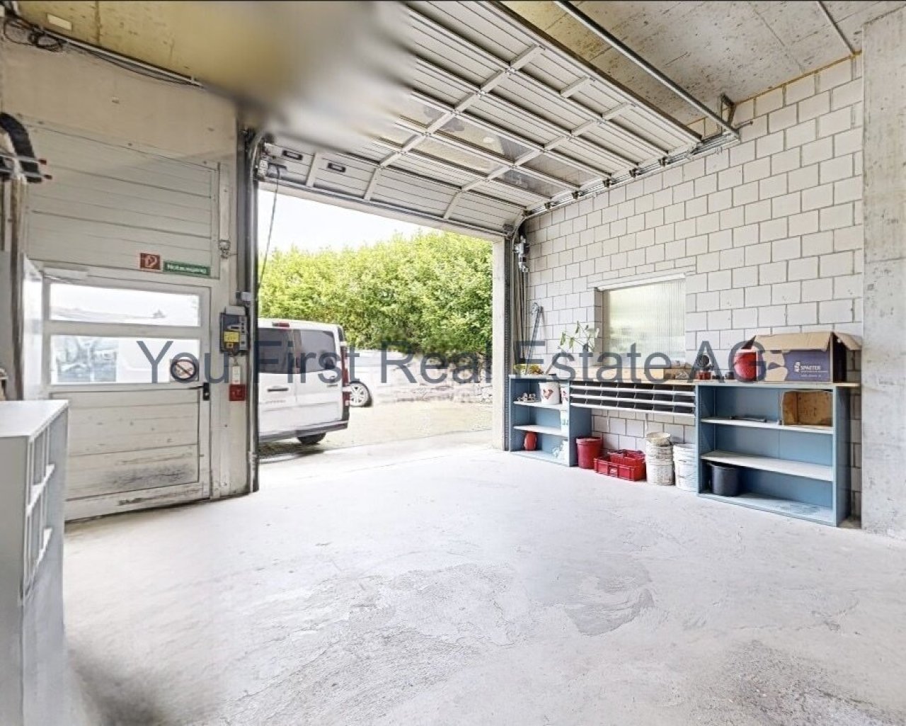 Großzügige Garage mit Komfort: Elektrisches Sektionaltor und praktische Einbauregale inklusive!